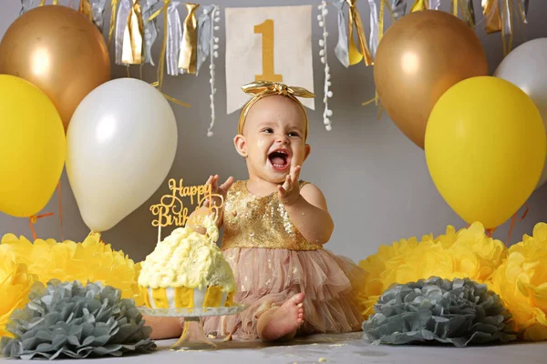 Onun ilk Doğum gününü kutlayan gülümseyen bebek kız