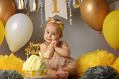 İlk pasta bebek. Bir çocuk portresi. Pasta Smash