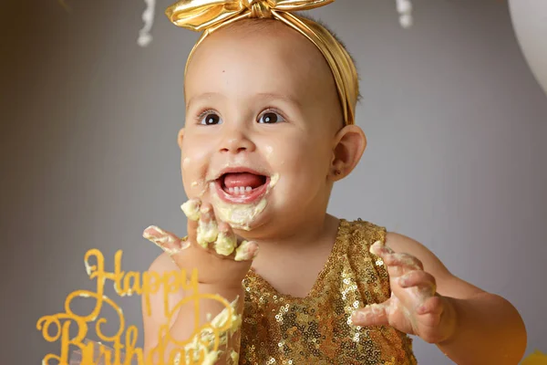 El primer bebé pastel. Retrato de un niño. Pastel Smash —  Fotos de Stock