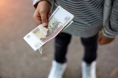Erkek el Rus para birimi Rus Rublesi, Rub nakit transferi bir sembolü olarak ahşap masa üzerinde bir beyaz zarf açma