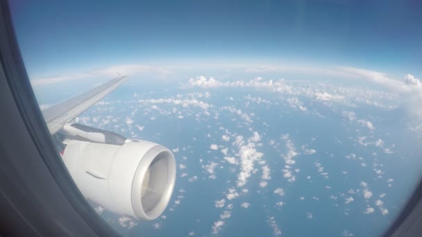 Вид на вікно літака на заході сонця 4k пасажирська авіація авіакомпанія літаюча автобусна — стокове відео