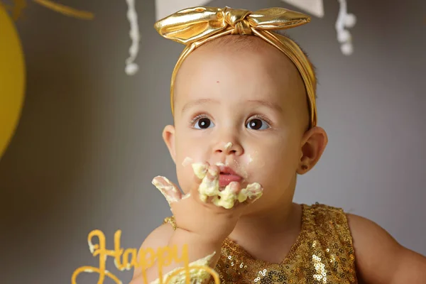 Primer plano de adorable niña devorando pastel con sus manos —  Fotos de Stock