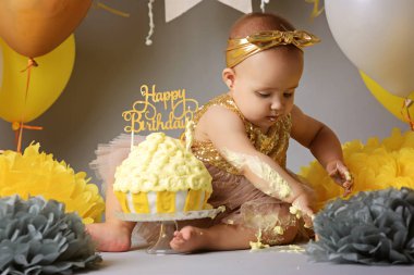 küçük kız burada ikinci doğum günü kutluyor