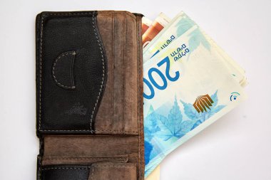 Beyaz arka plan üzerinde izole para ile kahverengi cüzdan