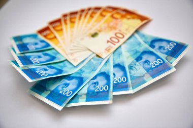 Beyaz zemin üzerine raptiye ile yeni sheqalim yığını.