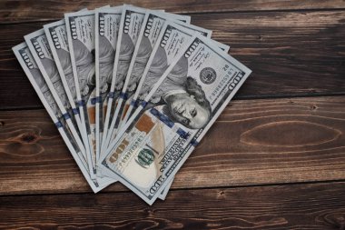 Amerikan dolarlık banknotlar eski ahşap arka plan masa. Tablo üzerinde dolar para