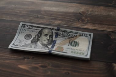 Amerikan dolarlık banknotlar eski ahşap arka plan masa. Tablo üzerinde dolar para.