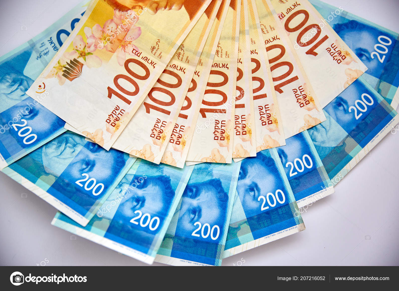 以色列新谢克尔钞票落在桌上——图库图片© pavlovski.info.gmail.com #207216052
