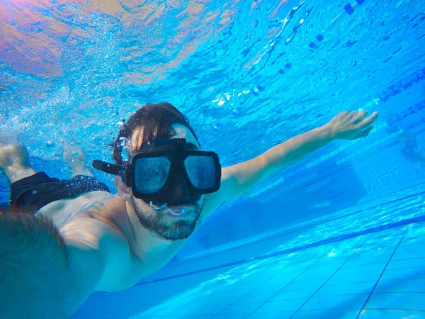 Ember Dives.Bearded ember úszás a medencében. — Stock Fotó