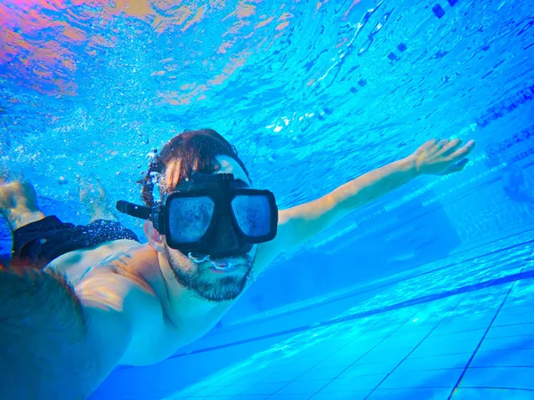 Refrescante en la piscina. Bajo el agua gran angular selfie tiro — Foto de Stock