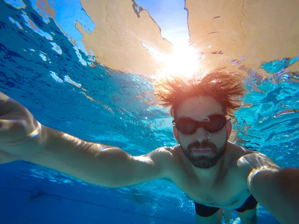 Erfrischung am Pool. Unterwasser-Weitwinkel-Selfie geschossen. — Stockfoto