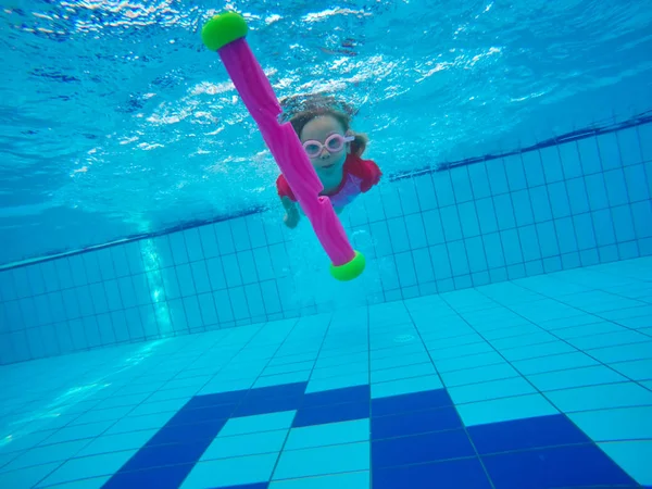 Little girl under water in pool. — Stock Photo, Image