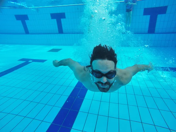 Muž plavání v bazénu — Stock fotografie