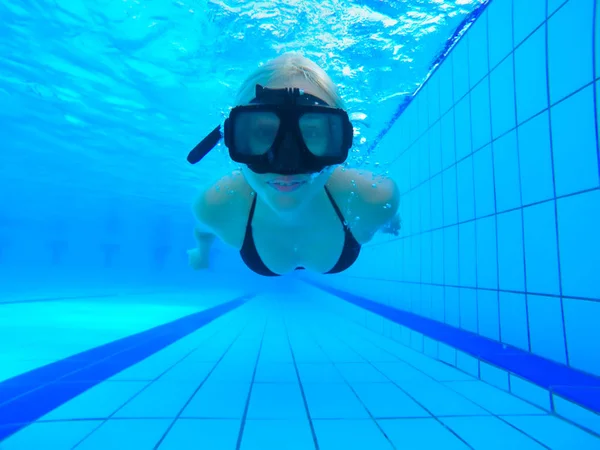 Imagen submarina: mujer nadando con máscara y bikini azul en la piscina . —  Fotos de Stock