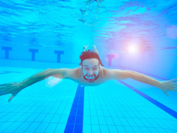 Männerporträt genießt im Pool unter Wasser — Stockfoto