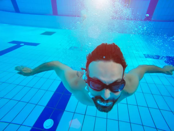 Mann schwimmt mit offenen Augen in Pool — Stockfoto