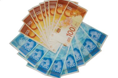 Beyaz arka plan üzerinde bir kağıt klibi yığınındaki yeni İsrail sheqalim