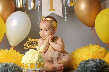 Küçük bebek pasta 1 şeklinde mum ile onun önünde onun ilk doğum günü kutluyor