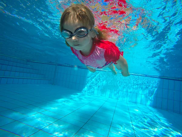 Kleines Mädchen im Wasserpark schwimmt — Stockfoto