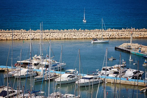 Hajók tükröződik a vízben. Herzliya Marina. Izrael — Stock Fotó