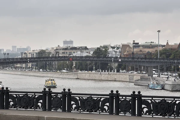 Moskva, Ryssland - 19 juni 2018: Fritidsbåtar flytande under bron över Moskvafloden en mulen sommarkväll — Stockfoto