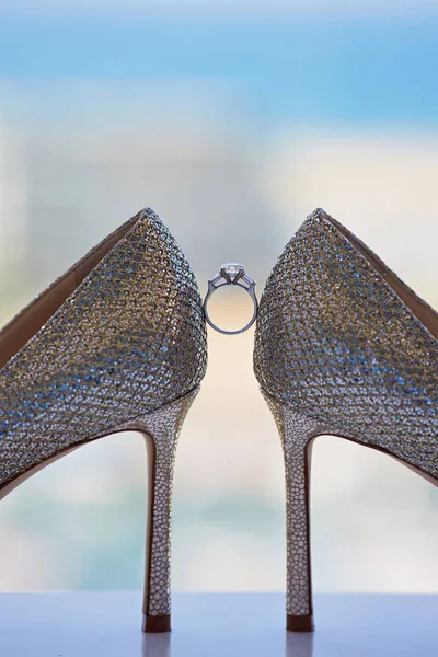 Роскошные свадебные туфли на высоких каблуках. Лучший вид для невесты в день свадьбы — стоковое фото