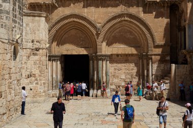 Jerusalem, İsrail - 25 Ağustos 2018: Monk ve hacıların kutsal Sepulchre, dünyanın en kutsal Hıristiyan sitesi kilise atrium.