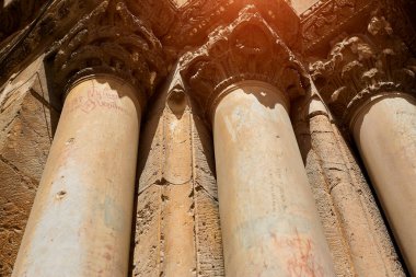 Parçalanmış bir sütun Kutsal Kabir Kilisesi girişinde. İsrail, Jerusalem.