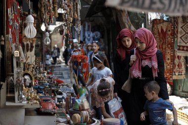 Kudüs - yaklaşık Ağustos 2018 Müslüman kadınlar ve Yahudi bir adam eski şehir Kudüs İsrail'in Yahudi Mahallesi günlük hayatta giderim. Zengin kültür düzenli olarak günlük olarak etkileşim.