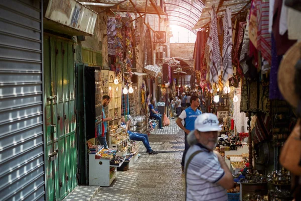 ИЕРУСАЛИМ, ИЗРАИЛЬ - 25 августа 2018 года: Восточный рынок в старом Иерусалиме предлагает разнообразные ближневосточные продукты и сувениры. Рынок очень популярен среди туристов, посещающих город в Иерусалиме — стоковое фото