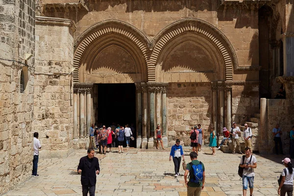 JERUSALEM, ISRAEL - 25 de agosto de 2018: Monge e peregrinos no átrio da Igreja do Santo Sepulcro, local cristão mais sagrado do mundo . — Fotografia de Stock