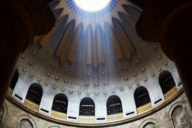 Kudüs, İsrail 25 Ağustos 2018: İsa Mesih boş mezar ve Kutsal Kabir Kilisesi Kudüs'teki Dome rotunda ele. Kilise ve boş mezar tüm Hıristiyanlar için en kutsal yerlerdir.