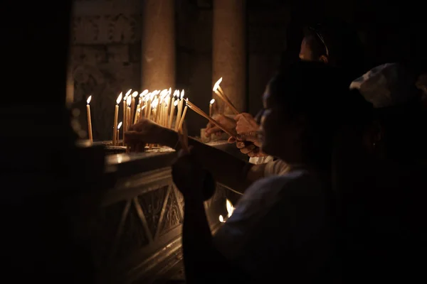 Jerusalém, Israel - 06 de junho de 2018: Orações acendendo velas na Igreja do Santo Sepulcro em Jerusalém. A Igreja do Santo Sepulcro é o lugar mais sagrado para todos os cristãos do mundo — Fotografia de Stock