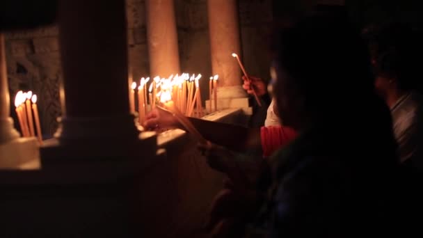 August 25 2018 Jerusalem, Israel: Burning candles in the Holy Sepulcher Church in Jerusalem. The Holy Sepulchre Church and Empty Tomb the most sacred places for all religious Christians in the world. — Stock Video