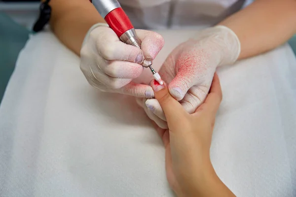 Segatura unghie rimozione manicure, lavoro professionale nel salone di bellezza — Foto Stock
