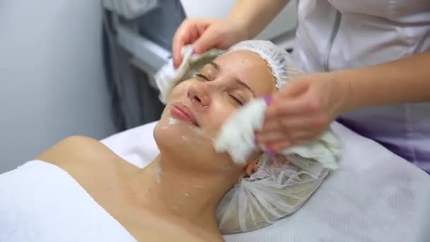 Close up van schoonheid procedure. Schoonheidsspecialiste schoonmaak gezichtsmasker. Peeling. Schoonheids- en huidverzorging. Slow motion — Stockvideo