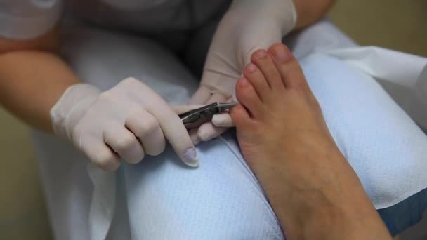 Pedicure mestre de limpeza cliente pé removendo a pele morta, serviço de centro cosmético — Vídeo de Stock