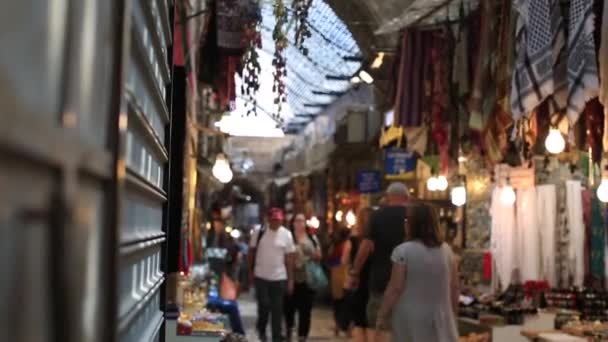 観光客が訪れる 2018 年 8 月 25 日カラフルな路地、古い都市エルサレム、イスラエル共和国でお土産を買う、エルサレム旧市街のバザール市場通り — ストック動画