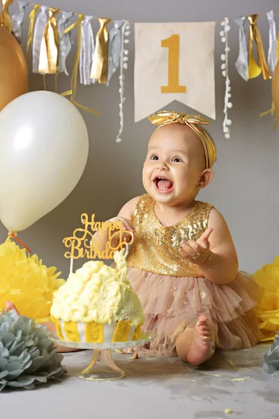 Una niña bonita con pastel de cumpleaños. Lindo bebé en su fiesta de cumpleaños. Pastel Smash —  Fotos de Stock