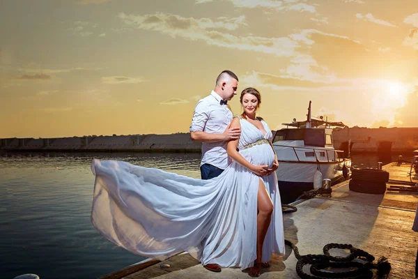 Pareja joven enamorada en verano noche soleada en el mar —  Fotos de Stock