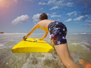 genç sörfçü okyanusa arıyor