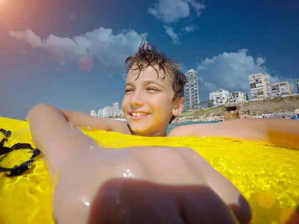 Adolescente Surfeando Playa Tropical Asia Niño Tabla Surf Ola Oceánica — Foto de Stock