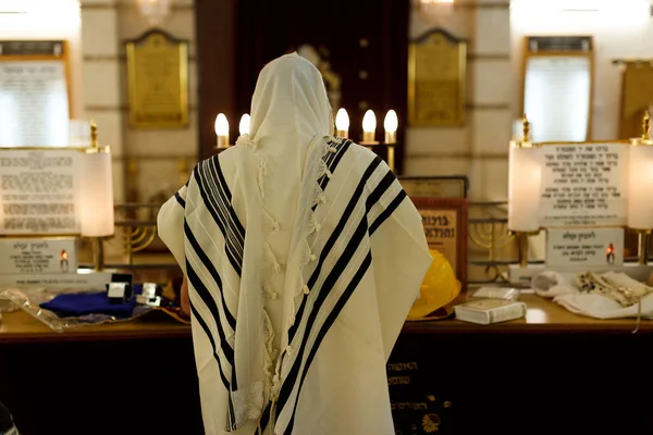 Judeu rezando em uma sinagoga — Fotografia de Stock