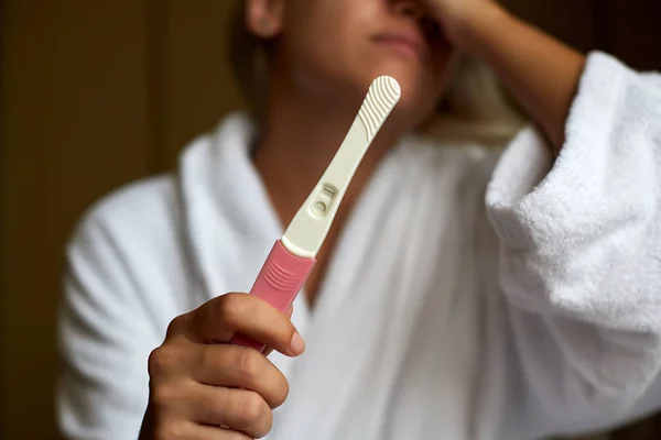 有关妇女在卫生间使用家庭怀孕测试 — 图库照片