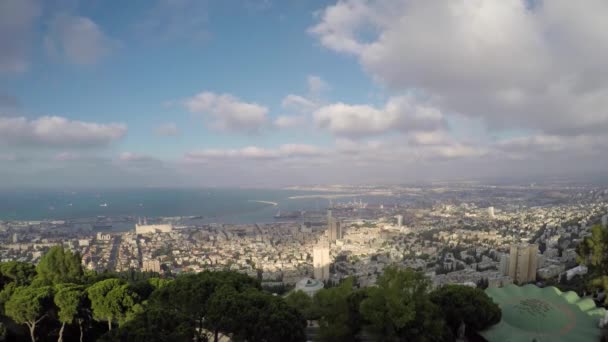 Haifa Bahai jardín vista al mar, transporte de la ciudad y barcos tilt-shift time-lapse 4k metraje — Vídeos de Stock