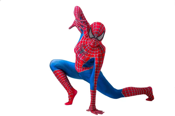 Homem cosplaying o famoso personagem de quadrinhos Marvel - Homem-Aranha e posando para tirar fotos . — Fotografia de Stock