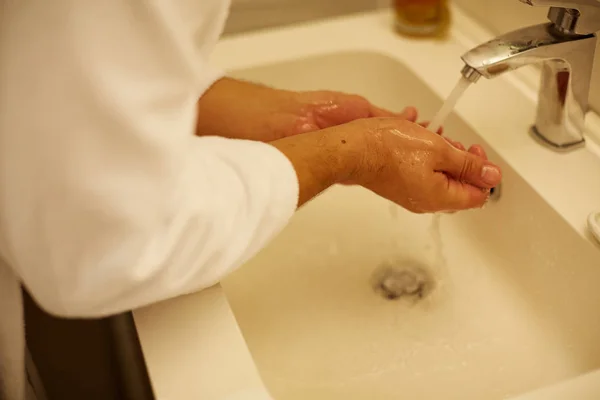 умывать руки значение фразеологизма. ян ливенс «пилат умывает руки», 17 век. умывает руки кадр из фильма. человек моет руки. значение выражения " умываю руки".