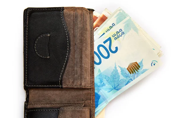 Yeni İsrail 200 şikel para İsrail para yığını üzerinde beyaz izole banknotlar faturaları.