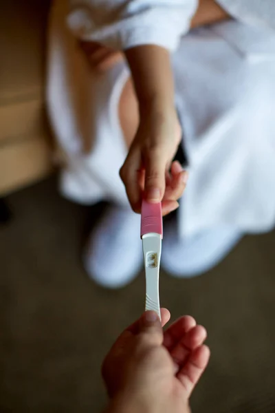 妊娠反応陽性を持っている女性の手 — ストック写真