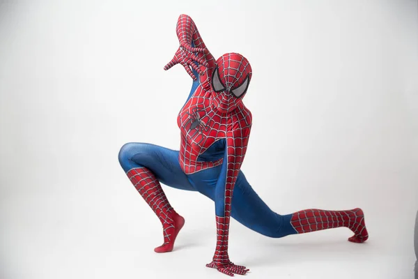 Israel, tel aviv October 14, 2018: Spider-Man-Modell verkehrt herum auf Plakatwänden am thung bua chom schwimmenden Markt — Stockfoto